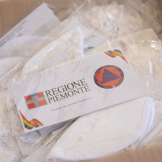 Con la tessera sanitaria a Novara si ritirano in farmacia mascherine gratuite della Regione