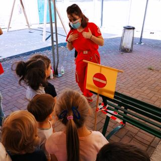 A scuola di sicurezza stradale con i giovani volontari Cri