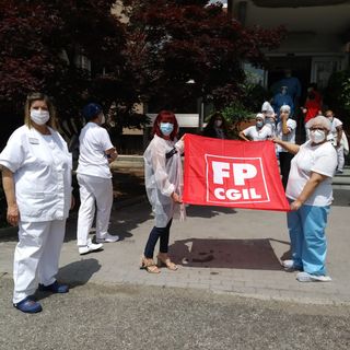 Flash mob davanti a due luoghi simbolo nel novarese della tragedia della pandemia