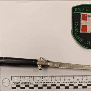 Guida in stato di ebbrezza e porto abusivo d’arma: denunciato un 58enne