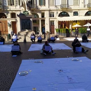 Torino, flash mob degli esercenti in Piazza Carignano: “Siamo a terra ma ci rialzeremo”