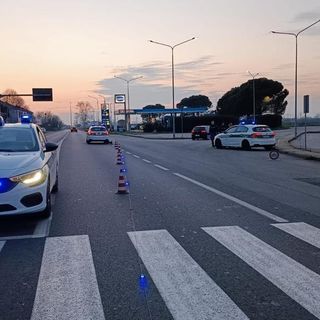 Trecate: ‍folle corsa in auto per le vie del centro, la polizia locale arresta un ventunenne