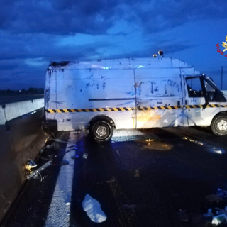 Incidente in autostrada: si ribalta un furgone