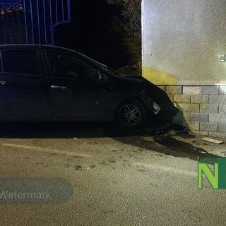 Dal Nord Ovest. Biella, 32enne si schianta contro casa: era senza assicurazione e con patente sospesa