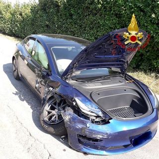 Schianto terribile tra auto, estratto un ferito dall'abitacolo