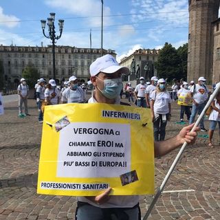 A Torino la rabbia degli infermieri: “Conte aveva detto di non volerci lasciare soli e ci ha dimenticati” [VIDEO]