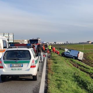 Scontro tra 4 auto a Romentino, 4 persone ferite