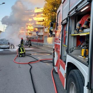 Auto prende fuoco nel quartiere Bicocca