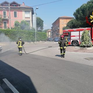 Auto in fiamme ad Arona