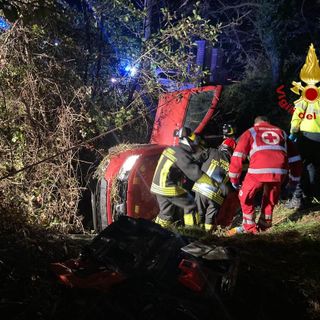Auto si ribalta in un canale tra Sozzago e Terdobbiate