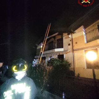 Tetto in fiamme a Castelletto Ticino