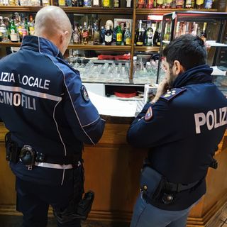 Controlli polizia: espulso un marocchino con precedenti per droga e sanzionati 2 locali