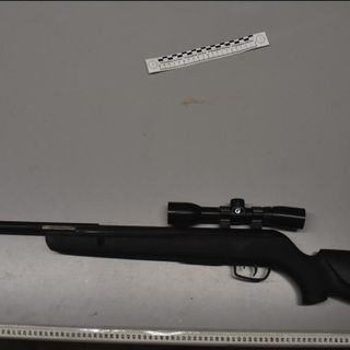 Picchiata violentemente e minacciata con un fucile puntato alla testa