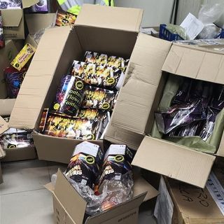 La Polizia Municipale sequestra ad un neìesercente cinese 3000 botti illegali