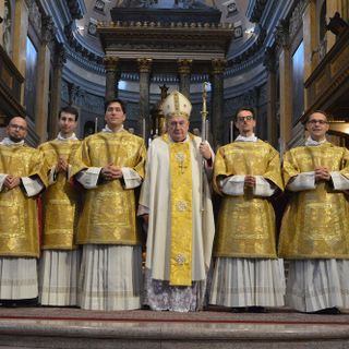 I cinque futuri sacerdoti con il vescovo alla celebrazione delle ordinazioni diaconali, nello scorso ottobre