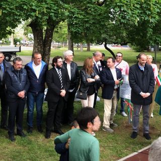 A Trecate inaugurata l’altalena del sorriso al Parco Cicogna