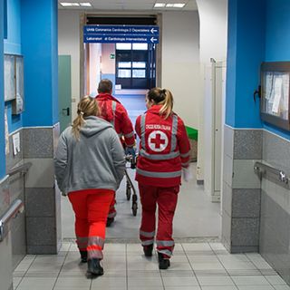 Coronavirus, tende da campo davanti ai pronto soccorso per le attività di pre-triage