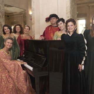 Direttore del Coccia e personale in costume per promuovere la vendita dei biglietti