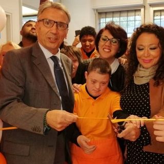 &quot;Circolo degli amici&quot;, un nuovo locale che ha aperto i battenti a Novara sabato gestito da sette ragazzi portatori della sindrome di Down