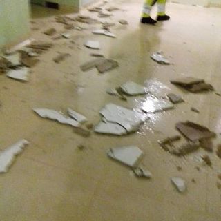Cronaca del Nord-Ovest: a Vercelli crolla il controsoffitto della Dailisi. Locali allagati