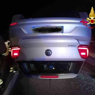 Incidente a Oleggio Castello, ragazza rimasta imprigionata all’interno dell’auto