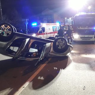 Novara: ambulanza si schianta contro un'auto