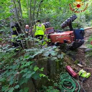 Trattore si riblata a Invorio, un uomo resta incastrato