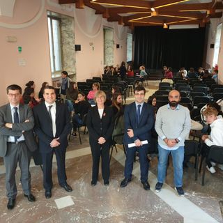 Studenti delle superiori insegnano matematica alla scuola dell’infanzia