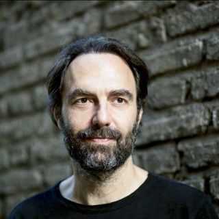 Neri Marcorè l'8 settembre chiude il Teatro sull'Acqua di Arona: aperte le prevendite