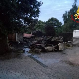 Incendio a Massino Visconti, a fuoco un magazzino  di un maneggio