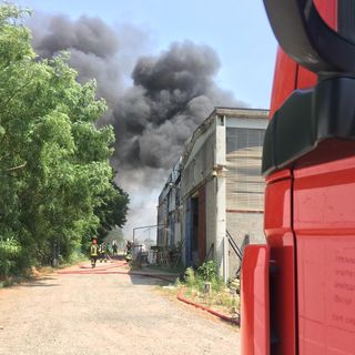 Cameri, grosso incendio in un capannone