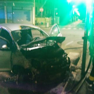 Schianto all'alba a Novara, un'auto prende fuoco
