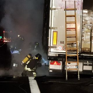 Va a fuoco un camion frigo in autostrada
