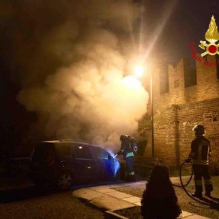 Auto avvolta dalle fiamme all’interno dello storico complesso dell’abbazia monumentale di San Nazzaro Sesia