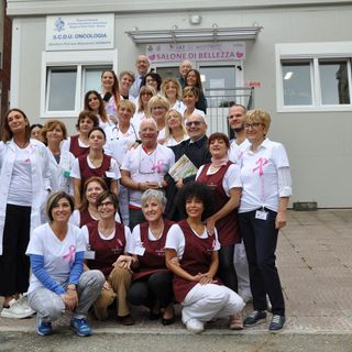 Acconciatori ed estetiste all’oncologia dell’Ospedale di Novara per l’ “Ottobre rosa” della Lilt