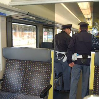 Fugge da casa, sedicenne ritrovato su un treno dalla Polfer
