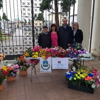 Trecate, successo per l'iniziativa &quot;Porta un fiore a chi non ce l'ha&quot;