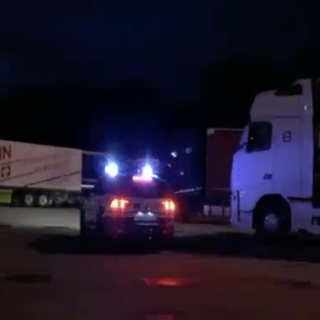 I camionisti riposavano, intanto i ladri derubavano il carico dei Tir: 10 arrestati