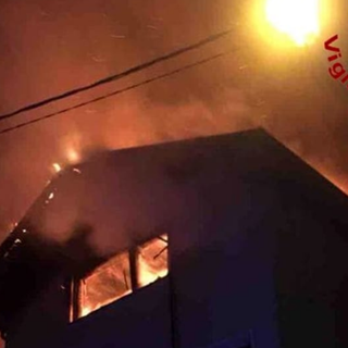 Colazza, tetto di un'abitazione avvolto dalle fiamme
