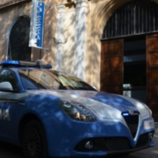Tentano di rubare un'auto parcheggiata davanti alla Questura: due uomini in manette