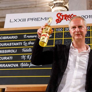 “Un buco di c… in provincia di Novara”, fa discutere la frase con cui Antonio Scurati definisce Trecate nel suo ultimo romanzo