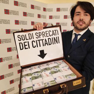 Città della Salute di Novara, in Consiglio regionale una valigetta piena di soldi per denunciare i soldi dei cittadini sprecati dalla politica