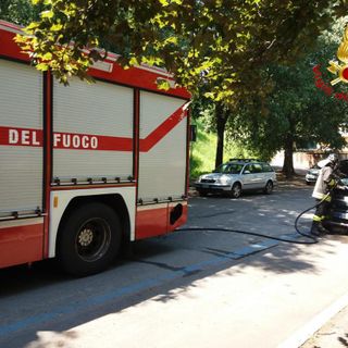 Romentino, auto prende fuoco in un'officina. Ustionate due persone