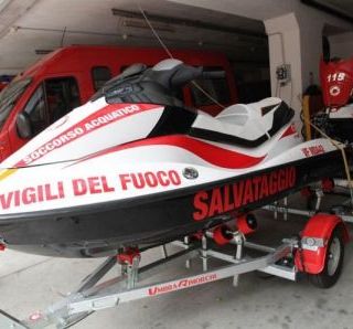 Arona, si tuffa nel lago e non riemerge. Annegato 15enne
