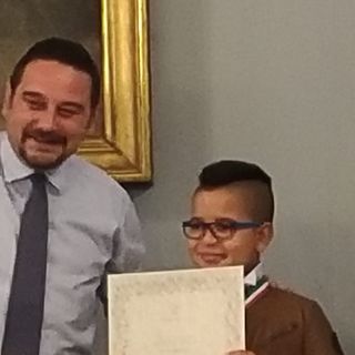Incendio nello stabile di via della Riotta, oggi in Comune premiato il 'piccolo eroe' che aiutò i soccorritori