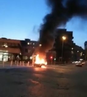 Auto avvolta dalle fiamme in piazza Cavour VIDEO