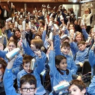 Cinquemila borracce ai bambini delle scuole elementari