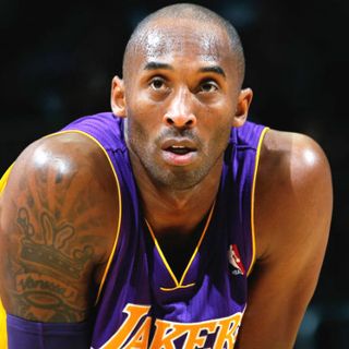 Novara ricorda Koby Bryant: la cupola illuminata di giallo e viola