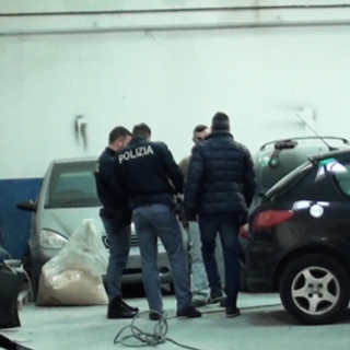 Simulavano incidenti per frodare le assicurazioni, la Polizia scopre la truffa di una carrozzeria di Trecate