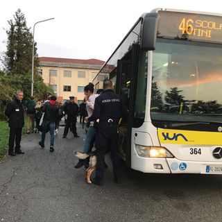 Maxi controllo  sui bus degli studenti. Ma di droga (per fortuna) neppure l’ombra